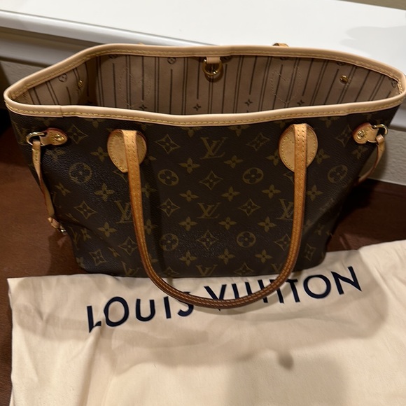 Adorable pre loved small never full authentic Louis Vuitton bag - Picture 9 of 10